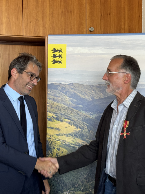Staatssekretär Baumann überreicht Dr. Berthold Laufer am 4.7. das Bundesverdienstkreuz.