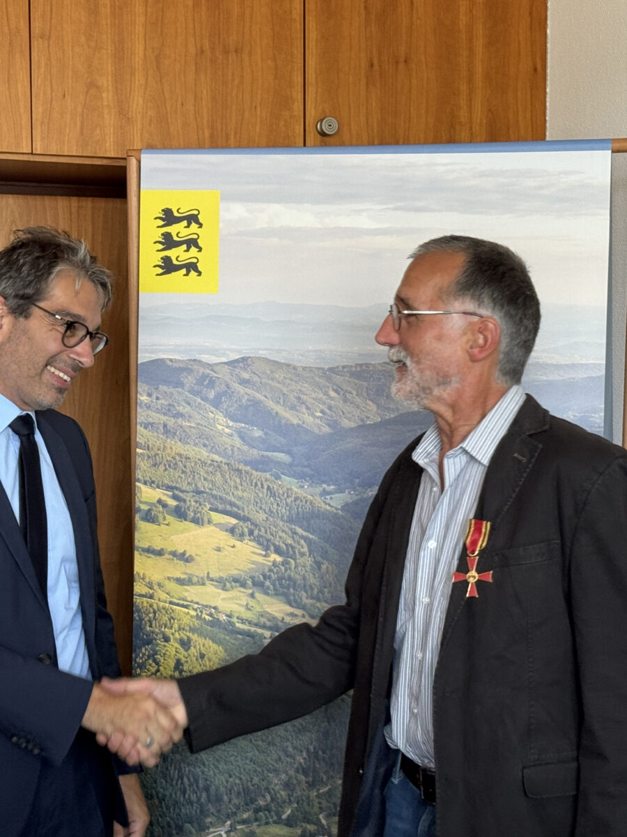 Staatssekretär Baumann überreicht Dr. Berthold Laufer am 4.7. das Bundesverdienstkreuz.